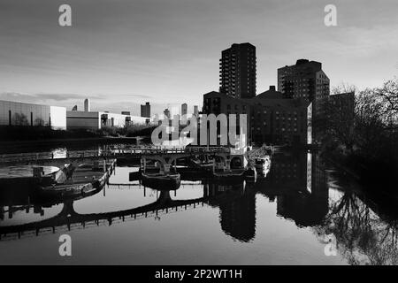 Bug Locks und der Fluss Lea in der Dämmerung, im Winter, Bow, East London, UK, Mit Blick nach Süden in Richtung London Docklands Stockfoto