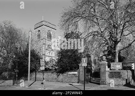 Der Turm aus dem 15. Jahrhundert der historischen St. Nicolas Kirche in Deptford Green, South London, Großbritannien Stockfoto