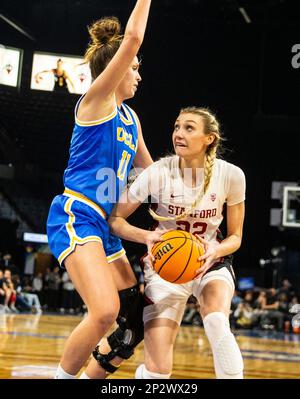 LasVegas, NV, USA. 03. März 2023. A. Stanford Forward Cameron Brink (22) geht beim Halbfinalspiel des NCAA Women's Basketball Pac -12 Tournament zwischen UCLA Bruins und dem Stanford Cardinal auf den Basketball. UCLA schlug Stanford 69-65 in der Mandalay Bay Michelob Arena Las Vegas, NV. Thurman James /CSM/Alamy Live News Stockfoto