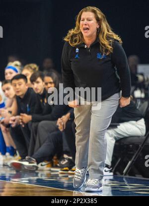 LasVegas, NV, USA. 03. März 2023. A. UCLA Cheftrainer Cori Close auf dem Platz während des Halbfinalspiels des NCAA Women's Basketball Pac -12 Tournament zwischen UCLA Bruins und dem Stanford Cardinal. UCLA schlug Stanford 69-65 in der Mandalay Bay Michelob Arena Las Vegas, NV. Thurman James /CSM/Alamy Live News Stockfoto