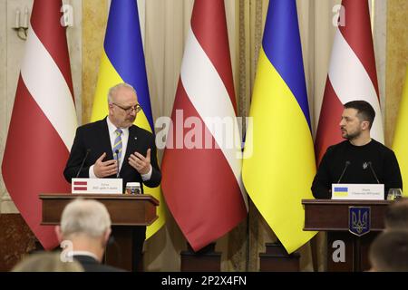 Lemberg, Ukraine. 03. März 2023. Der Präsident der Ukraine, Volodymyr Zelenskyy (R), und der Präsident der Republik Lettland, Egils Levits, nehmen an einer gemeinsamen Pressekonferenz Teil. Kredit: SOPA Images Limited/Alamy Live News Stockfoto