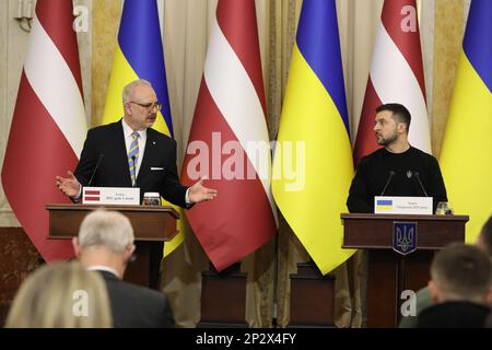 Lemberg, Ukraine. 03. März 2023. Der Präsident der Ukraine, Volodymyr Zelenskyy (R), und der Präsident der Republik Lettland, Egils Levits, nehmen an einer gemeinsamen Pressekonferenz Teil. Kredit: SOPA Images Limited/Alamy Live News Stockfoto