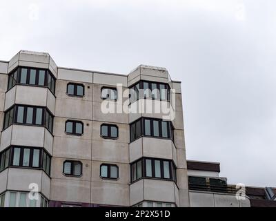 Architektur der Apartmentgebäude neben dem Kottbusser Tor. Wohnhaus mit einer dreckigen alten Fassade. Billige Wohnungen in Kreuzberg. Stockfoto