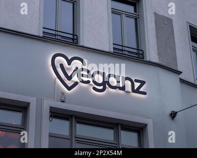 Veganz-Logo des veganen Supermarkts auf einem Gebäude. Beleuchtetes Schild als Werbung für das Lebensmittelgeschäft. Ernährungsgewohnheiten der Millennials. Stockfoto