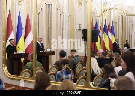 Lemberg, Ukraine. 03. März 2023. Der Präsident der Ukraine, Volodymyr Zelenskyy (R), und der Präsident der Republik Lettland, Egils Levits, nehmen an einer gemeinsamen Pressekonferenz Teil. Kredit: SOPA Images Limited/Alamy Live News Stockfoto