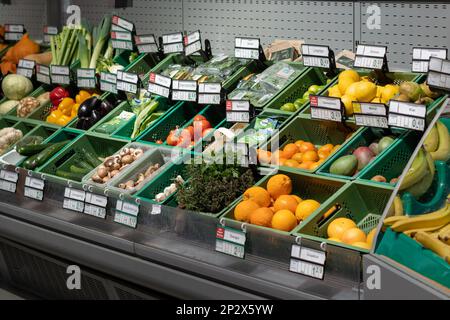 Gemüse und Obst in einem Supermarkt. Frisches Essen liegt in einem Regal. Gesunder und organischer Lebensstil. Die Preise stiegen aufgrund der Inflation. Stockfoto