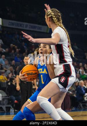 LasVegas, NV, USA. 03. März 2023. A. UCLA-Wächter Kiki Rice (1) fährt beim Halbfinalspiel des NCAA Women's Basketball Pac -12 Tournament zwischen UCLA Bruins und dem Stanford Cardinal auf den Korb. UCLA schlug Stanford 69-65 in der Mandalay Bay Michelob Arena Las Vegas, NV. Thurman James /CSM/Alamy Live News Stockfoto