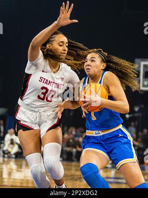 LasVegas, NV, USA. 03. März 2023. A. UCLA-Wächter Kiki Rice (1) geht beim Halbfinalspiel des NCAA Women's Basketball Pac -12 Tournament zwischen UCLA Bruins und dem Stanford Cardinal auf den Korb. UCLA schlug Stanford 69-65 in der Mandalay Bay Michelob Arena Las Vegas, NV. Thurman James /CSM/Alamy Live News Stockfoto