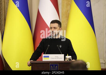 Lemberg, Ukraine. 03. März 2023. Der ukrainische Präsident Volodymyr Zelenskyy und der Präsident der Republik Lettland Egils Levits (nicht abgebildet) nehmen an einer gemeinsamen Pressekonferenz Teil. (Foto: Mykola Tys/SOPA Images/Sipa USA) Guthaben: SIPA USA/Alamy Live News Stockfoto