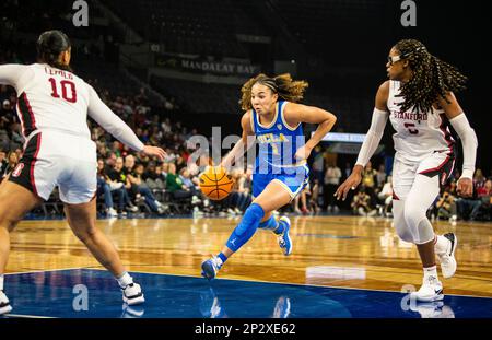 LasVegas, NV, USA. 03. März 2023. A. UCLA-Wächter Kiki Rice (1) geht beim Halbfinalspiel des NCAA Women's Basketball Pac -12 Tournament zwischen UCLA Bruins und dem Stanford Cardinal auf den Korb. UCLA schlug Stanford 69-65 in der Mandalay Bay Michelob Arena Las Vegas, NV. Thurman James /CSM/Alamy Live News Stockfoto