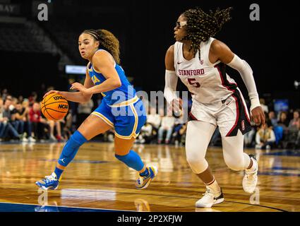 LasVegas, NV, USA. 03. März 2023. A. UCLA-Wächter Kiki Rice (1) geht beim Halbfinalspiel des NCAA Women's Basketball Pac -12 Tournament zwischen UCLA Bruins und dem Stanford Cardinal auf den Korb. UCLA schlug Stanford 69-65 in der Mandalay Bay Michelob Arena Las Vegas, NV. Thurman James /CSM/Alamy Live News Stockfoto