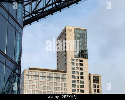 Außenansicht des Waldorf Astoria Hotels. Architektur des luxuriösen Hotelgebäudes Zoofenster mit dem Logo an der Fassade. Wolkenkratzer in der Innenstadt. Stockfoto