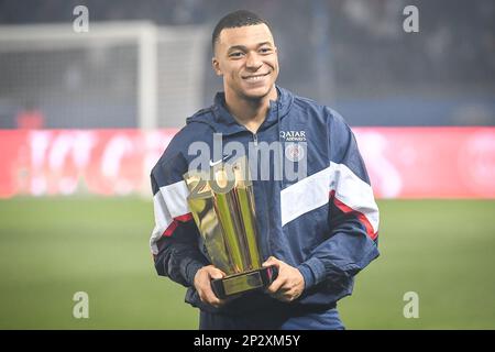 Paris, Frankreich, Frankreich. 4. März 2023. Kylian MBAPPE von PSG feiert mit einer Trophäe, nachdem er am 04. März 2023 im Parc des Princes Stadium in Paris, Frankreich, beim Spiel Ligue 1 zwischen Paris Saint-Germain (PSG) und FC Nantes mit 201 Toren der beste Torschütze von Paris Saint-Germain wurde. (Kreditbild: © Matthieu Mirville/ZUMA Press Wire) NUR REDAKTIONELLE VERWENDUNG! Nicht für den kommerziellen GEBRAUCH! Stockfoto