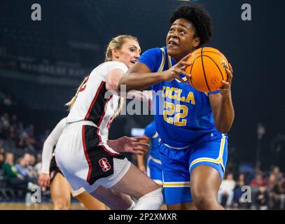 LasVegas, NV, USA. 03. März 2023. A. UCLA Center Christeen Iwuala (22) geht beim Halbfinalspiel des NCAA Women's Basketball Pac -12 Tournament zwischen UCLA Bruins und dem Stanford Cardinal auf den Basketball. UCLA schlug Stanford 69-65 in der Mandalay Bay Michelob Arena Las Vegas, NV. Thurman James /CSM/Alamy Live News Stockfoto