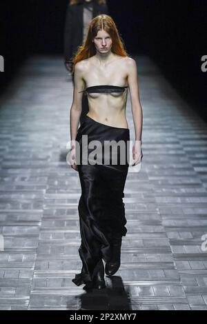 Paris, Frankreich. 04. März 2023. ANN DEMEULEMEESTER Herbst-Winter 2023-2024 Runway während der Paris Fashion Week am 2023. März - Paris; Frankreich 04/03/2023 Guthaben: dpa/Alamy Live News Stockfoto