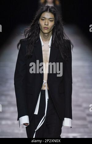 Paris, Frankreich. 04. März 2023. ANN DEMEULEMEESTER Herbst-Winter 2023-2024 Runway während der Paris Fashion Week am 2023. März - Paris; Frankreich 04/03/2023 Guthaben: dpa/Alamy Live News Stockfoto