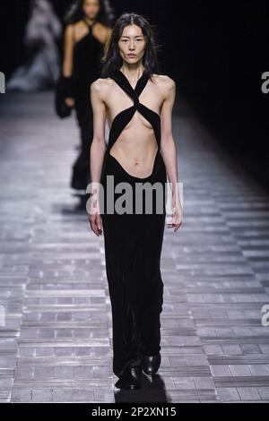 Paris, Frankreich. 04. März 2023. ANN DEMEULEMEESTER Herbst-Winter 2023-2024 Runway während der Paris Fashion Week am 2023. März - Paris; Frankreich 04/03/2023 Guthaben: dpa/Alamy Live News Stockfoto