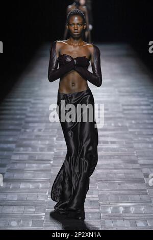 Paris, Frankreich. 04. März 2023. ANN DEMEULEMEESTER Herbst-Winter 2023-2024 Runway während der Paris Fashion Week am 2023. März - Paris; Frankreich 04/03/2023 Guthaben: dpa/Alamy Live News Stockfoto