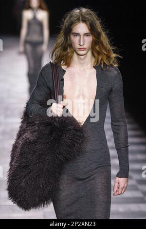 Paris, Frankreich. 04. März 2023. ANN DEMEULEMEESTER Herbst-Winter 2023-2024 Runway während der Paris Fashion Week am 2023. März - Paris; Frankreich 04/03/2023 Guthaben: dpa/Alamy Live News Stockfoto