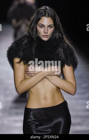 Paris, Frankreich. 04. März 2023. ANN DEMEULEMEESTER Herbst-Winter 2023-2024 Runway während der Paris Fashion Week am 2023. März - Paris; Frankreich 04/03/2023 Guthaben: dpa/Alamy Live News Stockfoto