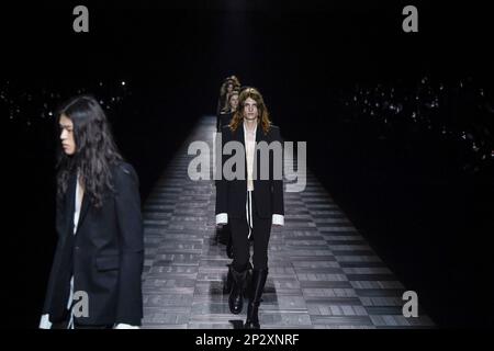 Paris, Frankreich. 04. März 2023. ANN DEMEULEMEESTER Herbst-Winter 2023-2024 Runway während der Paris Fashion Week am 2023. März - Paris; Frankreich 04/03/2023 Guthaben: dpa/Alamy Live News Stockfoto