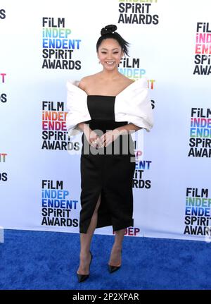 Santa Monica, Kalifornien, USA 4. März 2023 die Schauspielerin Stephanie Hsu nimmt am 4. März 2023 am Santa Mlonica Beach in Santa Monica, Kalifornien, USA, an den Film Independent Spirit Awards 2023 Teil. Foto: Barry King/Alamy Live News Stockfoto