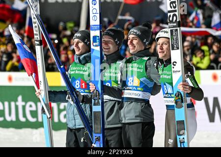 Planica, Slowenien. 04. März 2023. Teammitglieder Sloweniens feiern ihren Sieg beim Skisprungwettkampf der Mannschaft HS138 bei den Nordic World Championships in Planica. Kredit: SOPA Images Limited/Alamy Live News Stockfoto