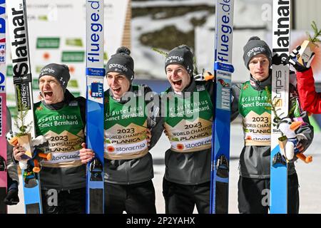 Planica, Slowenien. 04. März 2023. Teammitglieder Sloweniens feiern ihren Sieg beim Skisprungwettkampf der Mannschaft HS138 bei den Nordic World Championships in Planica. Kredit: SOPA Images Limited/Alamy Live News Stockfoto