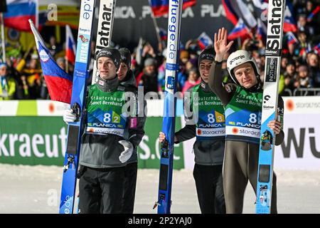 Planica, Slowenien. 04. März 2023. Teammitglieder Sloweniens feiern ihren Sieg beim Skisprungwettkampf der Mannschaft HS138 bei den Nordic World Championships in Planica. (Foto: Andrej Tarfila/SOPA Images/Sipa USA) Guthaben: SIPA USA/Alamy Live News Stockfoto