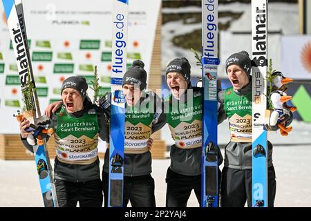 Planica, Slowenien. 04. März 2023. Teammitglieder Sloweniens feiern ihren Sieg beim Skisprungwettkampf der Mannschaft HS138 bei den Nordic World Championships in Planica. Kredit: SOPA Images Limited/Alamy Live News Stockfoto