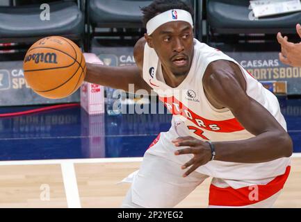 Washington, USA. 04. März 2023. WASHINGTON, DC - 04. MÄRZ: Toronto Raptors leitet Pascal Siakam (43) zum Angriff während eines NBA-Spiels zwischen den Washington Wizards und den Toronto Raptors am 04. März 2023 in der Capital One Arena in Washington, DC. (Foto: Tony Quinn/SipaUSA) Guthaben: SIPA USA/Alamy Live News Stockfoto
