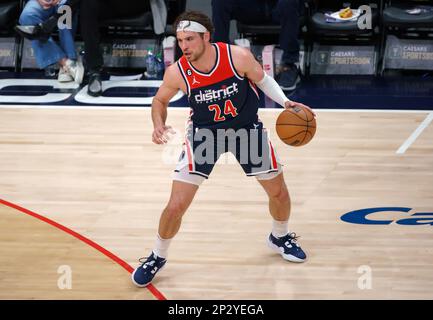 Washington, USA. 04. März 2023. WASHINGTON, DC - 04. MÄRZ: Washington Wizards Forward Corey Kispert (24) zum Angriff während eines NBA-Spiels zwischen den Washington Wizards und den Toronto Raptors am 04. März 2023 in der Capital One Arena in Washington, DC. (Foto: Tony Quinn/SipaUSA) Guthaben: SIPA USA/Alamy Live News Stockfoto