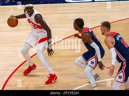 Washington, USA. 04. März 2023. WASHINGTON, DC - 04. MÄRZ: Toronto Raptors Forward Pascal Siakam (43) steuert den Ball während eines NBA-Spiels zwischen den Washington Wizards und den Toronto Raptors am 04. März 2023 in der Capital One Arena in Washington, DC. (Foto: Tony Quinn/SipaUSA) Guthaben: SIPA USA/Alamy Live News Stockfoto