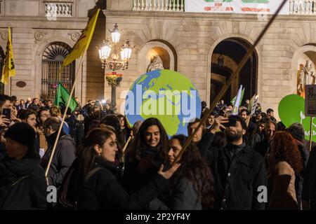 Barcelona, Spanien. 04. März 2023. Demonstranten marschieren mit einem Erdball während der Demonstration. Ökologen demonstrieren gegen die Makroprojekte, die die katalanische Regierung in Angriff nehmen will. Die wichtigsten davon sind die Erweiterung des Flughafens von Barcelona und die vierte Ringstraße der Metropolregion Barcelona, die neue Autobahn B-40. (Foto von Axel Miranda/SOPA Images/Sipa USA) Guthaben: SIPA USA/Alamy Live News Stockfoto