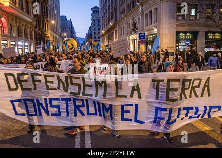 Barcelona, Spanien. 04. März 2023. Demonstranten marschieren mit einem Banner, auf dem steht: "Die Erde entschärfen, die Zukunft aufbauen" während der Demonstration. Ökologen demonstrieren gegen die Makroprojekte, die die katalanische Regierung in Angriff nehmen will. Die wichtigsten davon sind die Erweiterung des Flughafens von Barcelona und die vierte Ringstraße der Metropolregion Barcelona, die neue Autobahn B-40. (Foto von Axel Miranda/SOPA Images/Sipa USA) Guthaben: SIPA USA/Alamy Live News Stockfoto