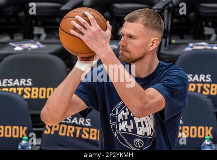 Washington, USA. 04. März 2023. WASHINGTON, DC - 04. MÄRZ: Washington Wizards Center Kristaps Porzingis (6) vor einem NBA-Spiel zwischen den Washington Wizards und den Toronto Raptors am 04. März 2023 in der Capital One Arena in Washington, DC. (Foto: Tony Quinn/SipaUSA) Guthaben: SIPA USA/Alamy Live News Stockfoto