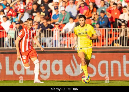 Almeria, Spanien. 04. März 2023. Leo Baptistao (L) und Alfonso Pedraza (R) in Aktion während des Spiels LaLiga Smartbank 2022/2023 zwischen UD Almeria und Villarreal CF im Power Horse Stadium. (Endstand: UD Almeria 0:2 Villarreal CF). Kredit: SOPA Images Limited/Alamy Live News Stockfoto