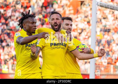 Almeria, Spanien. 04. März 2023. Samuel Chuckweze (L) Jose Luis Morales und Alex Baena (R) feiern ein Tor während des Spiels der LaLiga Smartbank 2022/2023 zwischen UD Almeria und Villarreal CF im Power Horse Stadium. (Endstand: UD Almeria 0:2 Villarreal CF). Kredit: SOPA Images Limited/Alamy Live News Stockfoto