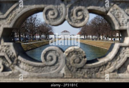 München, Deutschland. 04. März 2023. FOTOPRODUKTION - Außenansicht des Schlosses Nymphenburg. Bayern ist der einzige Staat, der seiner königlichen Familie, die 1918 abdankte, dank eines großzügig ausgestatteten Fonds ein Jahreseinkommen in Höhe von mehreren Zehnmillionen für die Ewigkeit garantiert. Am 8. März 1923 verabschiedete das bayerische Parlament das Wittelsbach-Gesetz über den Ausgleichsfonds. Kredit: Lukas Barth/dpa/Alamy Live News Stockfoto