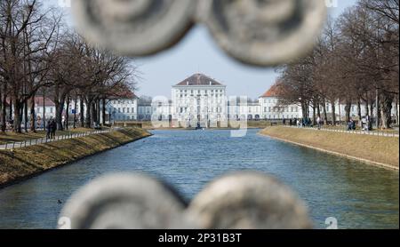 München, Deutschland. 04. März 2023. FOTOPRODUKTION - Außenansicht des Schlosses Nymphenburg. Bayern ist der einzige Staat, der seiner königlichen Familie, die 1918 abdankte, dank eines großzügig ausgestatteten Fonds ein Jahreseinkommen in Höhe von mehreren Zehnmillionen für die Ewigkeit garantiert. Am 8. März 1923 verabschiedete das bayerische Parlament das Wittelsbach-Gesetz über den Ausgleichsfonds. Kredit: Lukas Barth/dpa/Alamy Live News Stockfoto