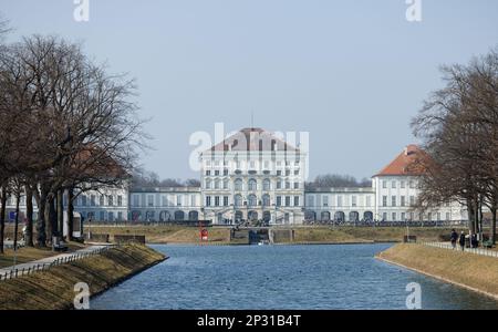 München, Deutschland. 04. März 2023. FOTOPRODUKTION - Außenansicht des Schlosses Nymphenburg. Bayern ist der einzige Staat, der seiner königlichen Familie, die 1918 abdankte, dank eines großzügig ausgestatteten Fonds ein Jahreseinkommen in Höhe von mehreren Zehnmillionen für die Ewigkeit garantiert. Am 8. März 1923 verabschiedete das bayerische Parlament das Wittelsbach-Gesetz über den Ausgleichsfonds. Kredit: Lukas Barth/dpa/Alamy Live News Stockfoto