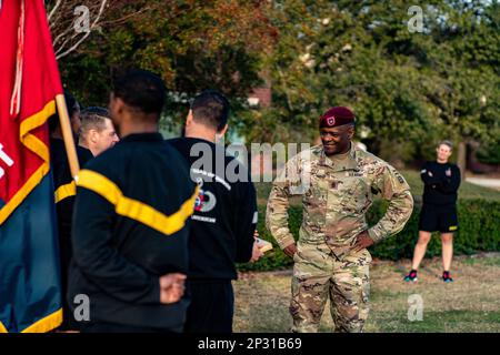 Fallschirmjäger, die der 82. Luftwaffe zugeteilt sind, verabschieden sich von Kommandoleiter Major David Pitt, dem Kommandoleiter Major der Division, in Fort Bragg, NC, 8. Februar 2023. Fallschirmjäger schenkten Pitt mit einer Tafel, die seine herausragende Führung und Geschichte mit der Division darstellte. Stockfoto