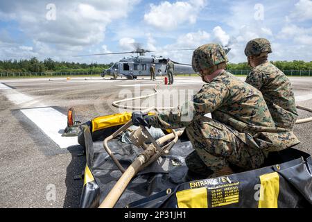 MARINESTÜTZPUNKT GUAM, Santa Rita, Guam (14. Februar 2023) Marinebataillons, die unter dem Kommandeur operieren, Task Force 75 und Marines des Marinestreitkommandos 171, führen während der Zeit von COPE North 2023 auf dem Marinestützpunkt Guam am am am 14. Februar eine Weiterentwicklung der vorderen Waffen- und Tankstelle (FARP) durch. 2023. Die multilaterale Schulungsveranstaltung umfasst etwa 1.000 US-amerikanische Teilnehmer Flugzeuge, Marines und Matrosen zusammen mit 1.000 kombinierten Mitgliedern der Japan Air Self-Defense Force, der Royal Australian Air Force und der französischen Air- und Space Force. Übungen wie Cope North verbessern die Interoperabilität zwischen Multipl Stockfoto