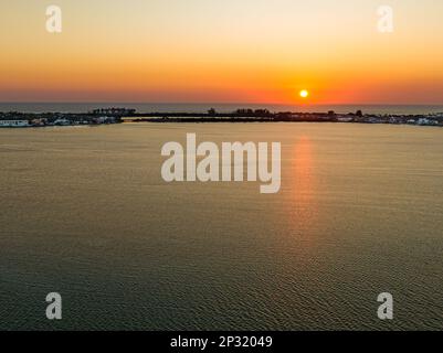 Am späten Nachmittag Sonnenuntergang über St. Armands Key, Sarasota, Florida und Sarasota Bay vor der Westküste Floridas. Stockfoto