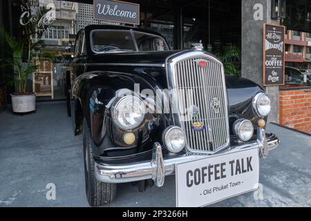 Ein alter, schwarzer Rolls Royce vor dem Coffee Talk Cafe in der Ratsada Road in der Altstadt von Phuket, Phuket, Thailand Stockfoto