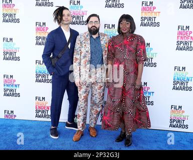 Los Angeles, USA. 04. März 2023. Alan McConnell, Joseph Mastantuono und Ellie Foumbi nehmen am 04. März 2023 an den Film Independent Spirit Awards 2023 in Santa Monica, Kalifornien, USA Teil (Foto von Sthanlee B. Mirador/Sipa USA). Credit: SIPA USA/Alamy Live News Stockfoto