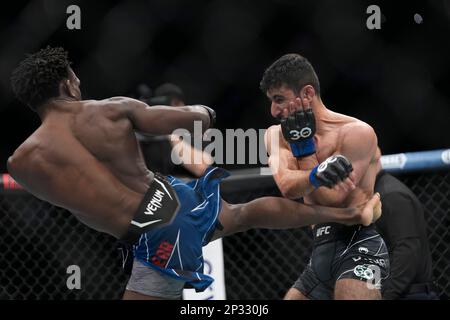 4. März 2023, Las Vegas, NV, LAS VEGAS, NV, USA: LAS VEGAS, NV - MÄRZ 4: (L-R) Da'Mon Blackshear tritt Farid Basharat in seinem Bantamweight-Kampf während der UFC 285-Veranstaltung in der T-Mobile Arena am 4. März 2023 in Las Vegas, NV, USA. (Kreditbild: © Louis Grasse/PX Imagens via ZUMA Press Wire) NUR REDAKTIONELLE VERWENDUNG! Nicht für den kommerziellen GEBRAUCH! Stockfoto