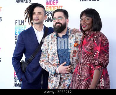 Los Angeles, USA. 04. März 2023. Alan McConnell, Joseph Mastantuono und Ellie Foumbi nehmen am 04. März 2023 an den Film Independent Spirit Awards 2023 in Santa Monica, Kalifornien, USA Teil (Foto von Sthanlee B. Mirador/Sipa USA). Credit: SIPA USA/Alamy Live News Stockfoto