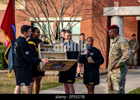 Fallschirmjäger, die der 82. Luftwaffe zugeteilt sind, verabschieden sich von Kommandoleiter Major David Pitt, dem Kommandoleiter Major der Division, in Fort Bragg, NC, 8. Februar 2023. Fallschirmjäger schenkten Pitt mit einer Tafel, die seine herausragende Führung und Geschichte mit der Division darstellte. Stockfoto