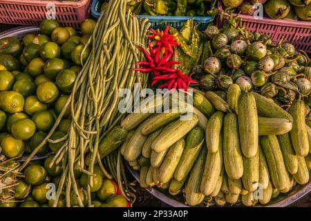 Red Hot Chili Peppers, Gurken, Bohnen, Auberginen & Limes für Verkauf an den Russischen Markt, Phnom Penh, Kambodscha. Credit: Kraig Lieb Stockfoto